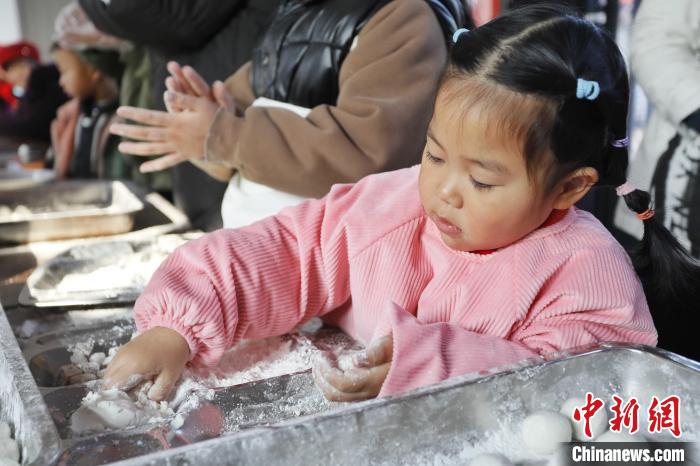 孩子參與包元宵慶祝元宵佳節(jié)。　陳陽 攝