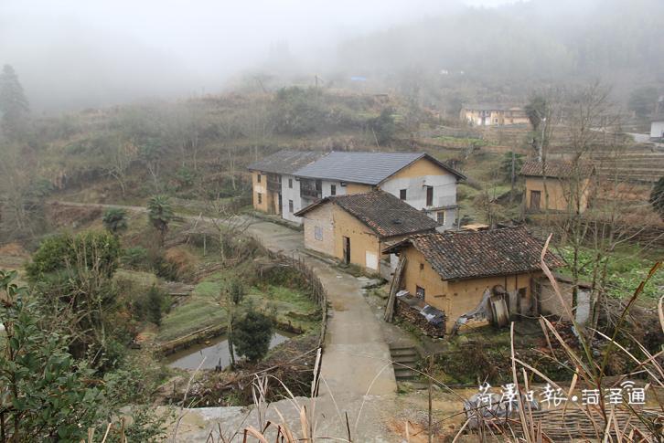 在“八角樓燈光”的照耀下，神山村實(shí)現(xiàn)了由山區(qū)到景區(qū)的歷史性跨越，交出了一份脫貧攻堅(jiān)的“漂亮”答卷。如今的神山村，正在鄉(xiāng)村振興的大道上闊步前行。圖1為神山村農(nóng)村住房舊貌（圖片由茅坪鎮(zhèn)提供）.jpg